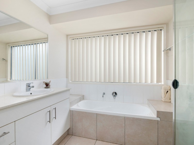 102 Wunburra Circle, Pacific Pines QLD 4211