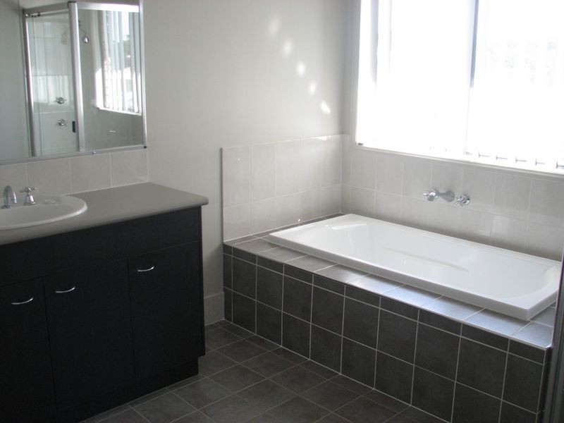 14 Bowley Street, Pacific Pines QLD 4211