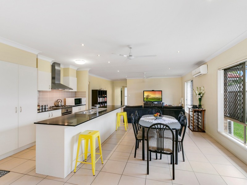 14 Kadie Place, Pacific Pines QLD 4211