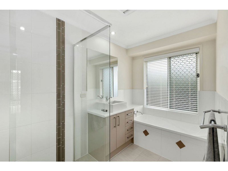 125 Wunburra Circle, Pacific Pines QLD 4211