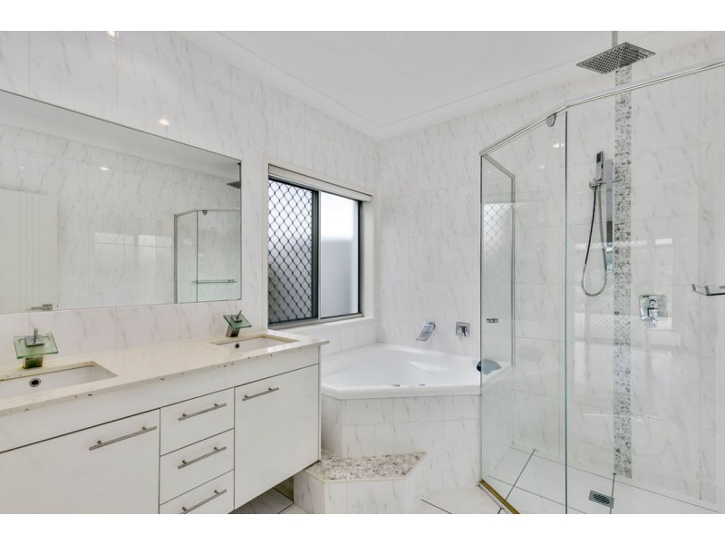 111 Wunburra Circle, Pacific Pines QLD 4211
