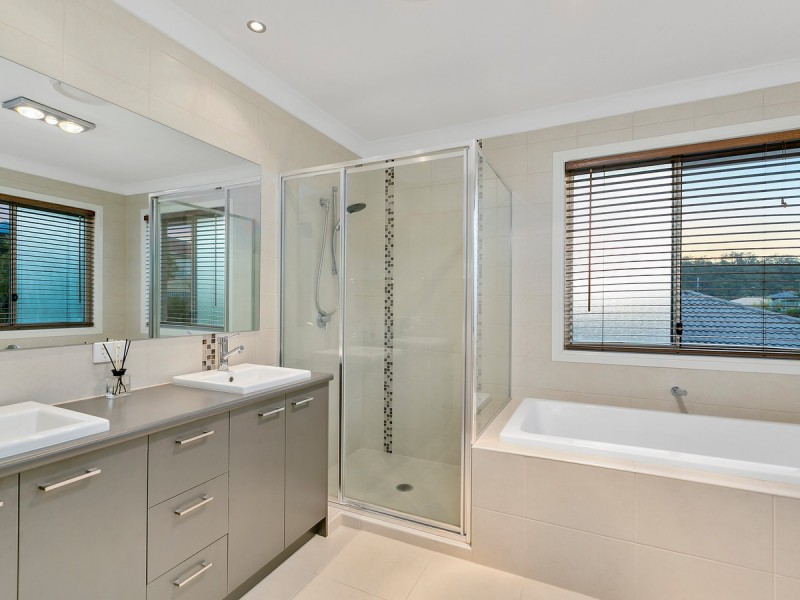 20 Hawkesbury Avenue, Pacific Pines QLD 4211