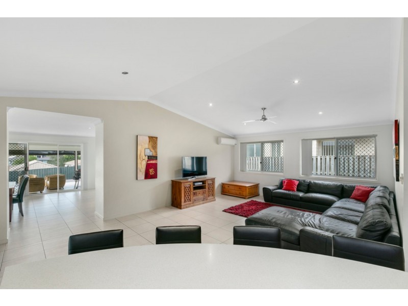 104 Wunburra Circle, Pacific Pines QLD 4211