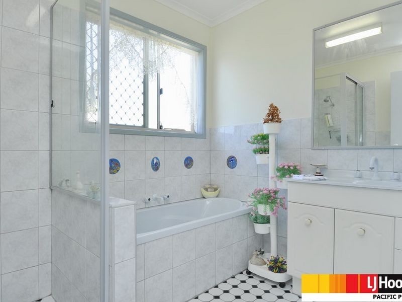 2 Clipperton Chase, Pacific Pines QLD 4211