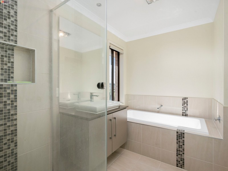 21 Barrington Street, Pacific Pines QLD 4211