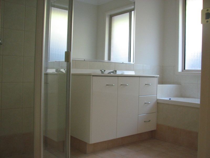 8 Boyer Street, Pacific Pines QLD 4211