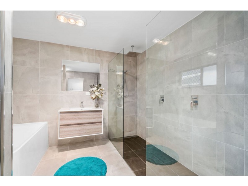 1 Calder Crescent, Helensvale QLD 4212