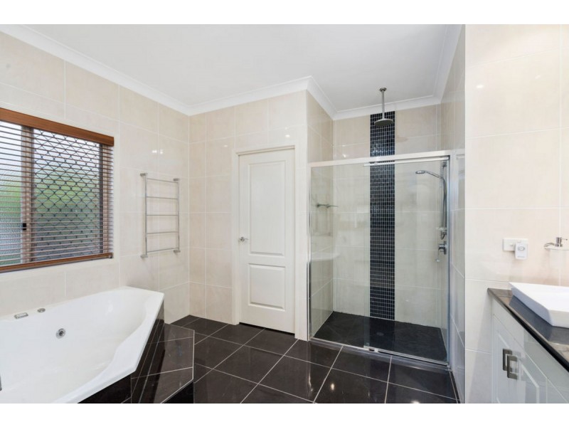 9 Flame Trees Crescent, Maudsland QLD 4210