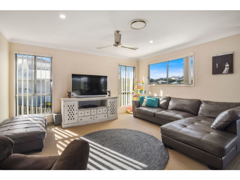 129 Wunburra Circle, Pacific Pines QLD 4211