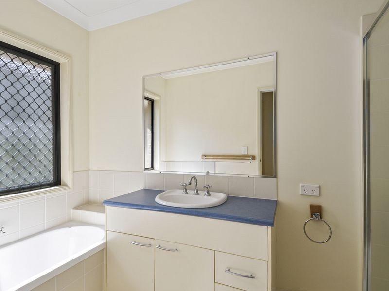 7 Davies Street, Pacific Pines QLD 4211