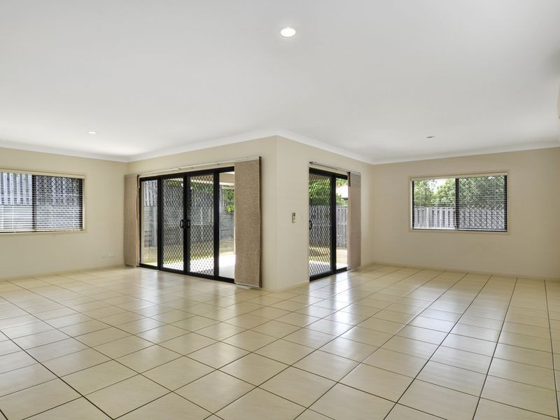 7 Davies Street, Pacific Pines QLD 4211