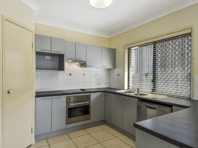 7 Davies Street, Pacific Pines QLD 4211