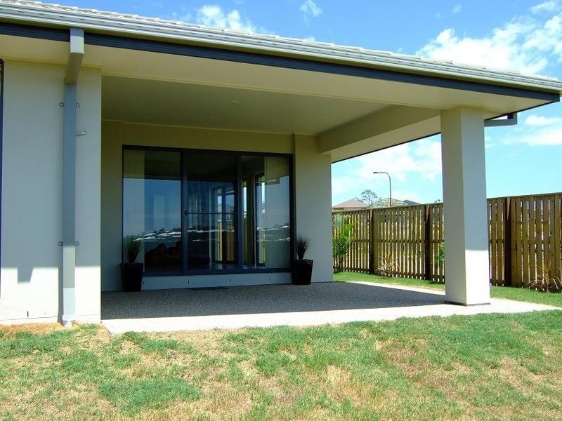 15 Bowley Street, Pacific Pines QLD 4211