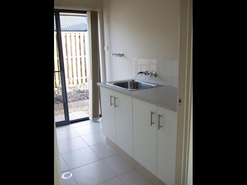 15 Bowley Street, Pacific Pines QLD 4211