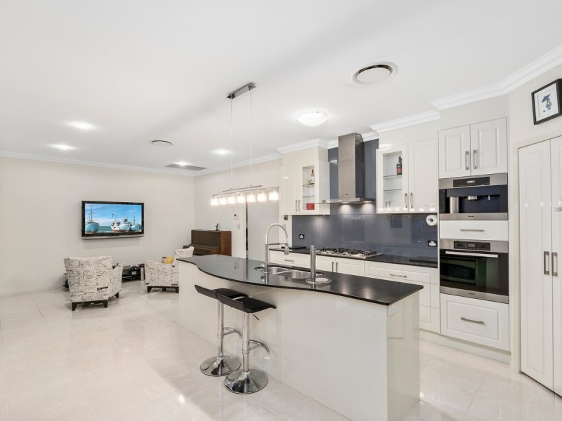 9 Flame Trees Crescent, Maudsland QLD 4210