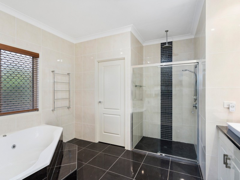 9 Flame Trees Crescent, Maudsland QLD 4210