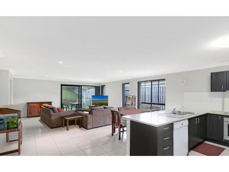 8 Hawkesbury Avenue, Pacific Pines QLD 4211