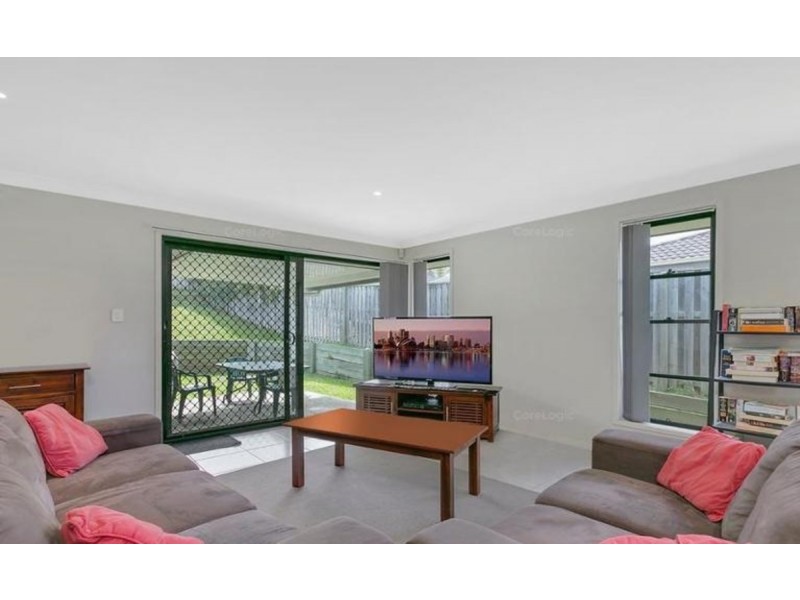 8 Hawkesbury Avenue, Pacific Pines QLD 4211