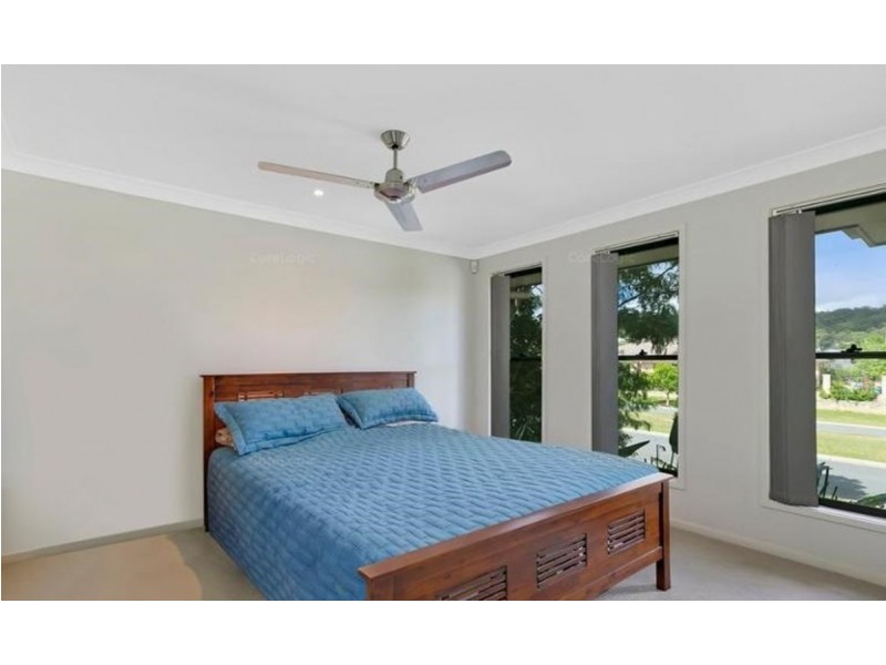 8 Hawkesbury Avenue, Pacific Pines QLD 4211