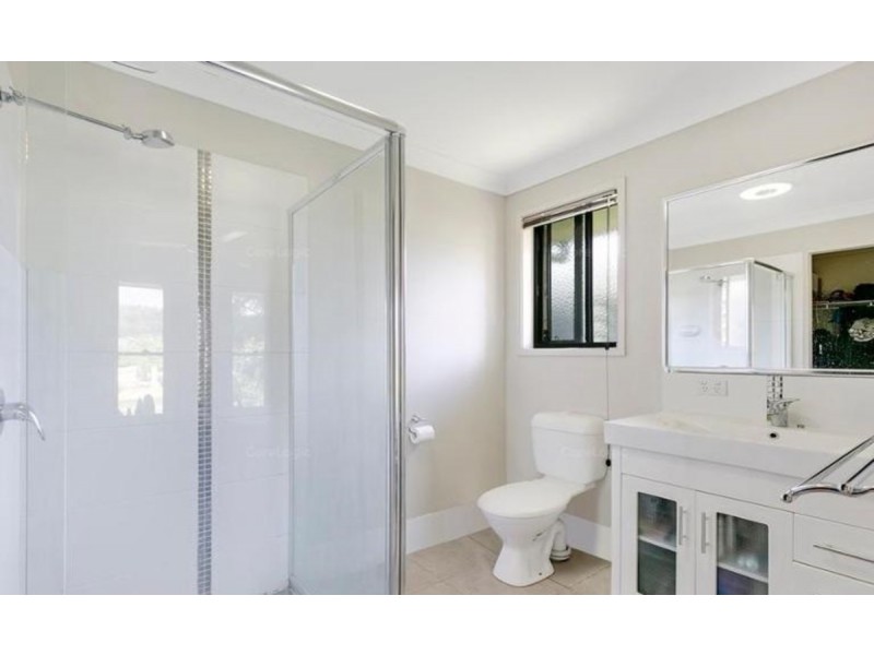 8 Hawkesbury Avenue, Pacific Pines QLD 4211