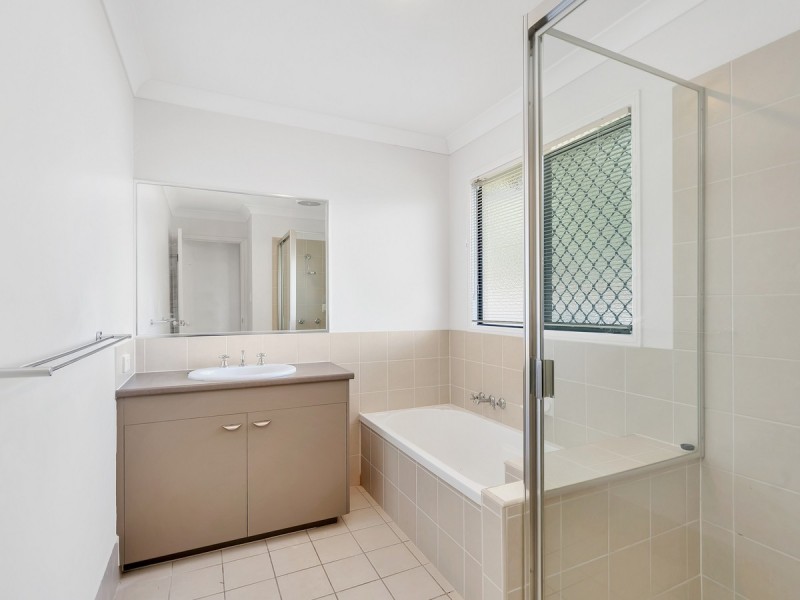 18 Inman Court, Pacific Pines QLD 4211