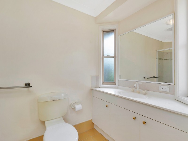 8 Chatham Avenue, Pacific Pines QLD 4211