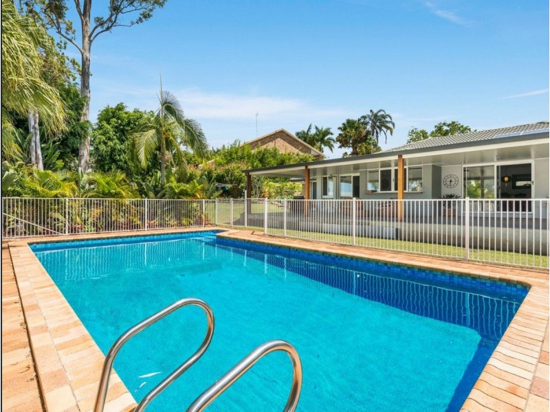 5 Centre Court, Oxenford QLD 4210