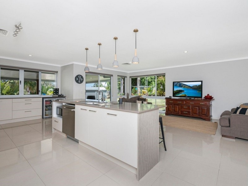 5 Centre Court, Oxenford QLD 4210