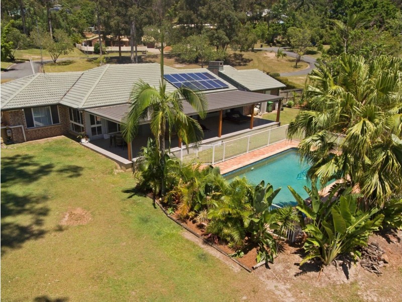 5 Centre Court, Oxenford QLD 4210