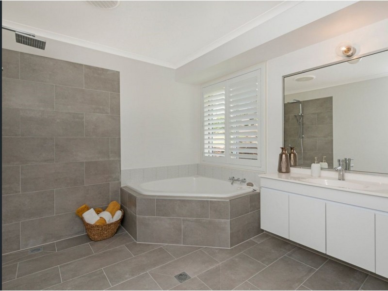 5 Centre Court, Oxenford QLD 4210