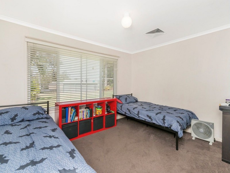 5 Centre Court, Oxenford QLD 4210