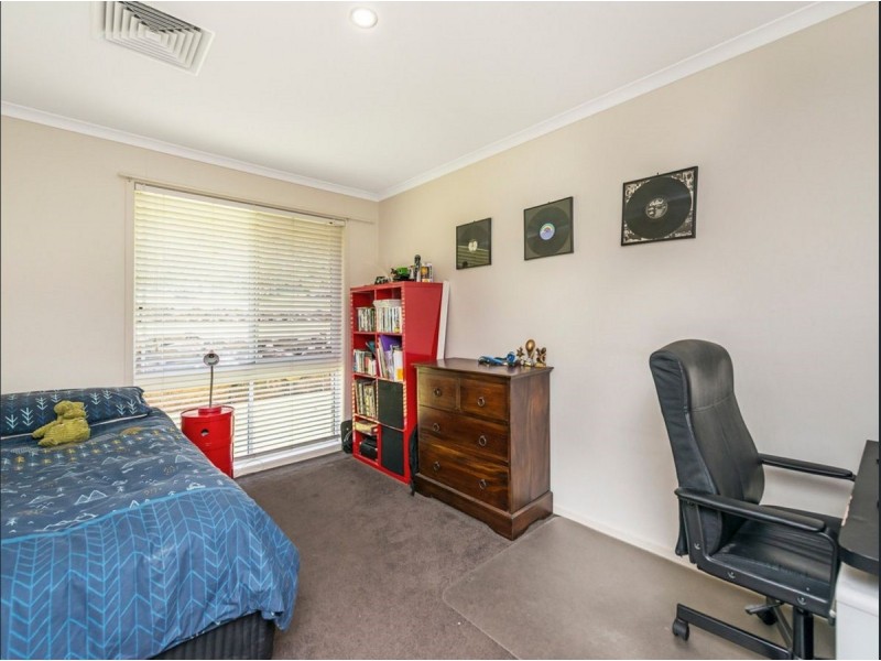 5 Centre Court, Oxenford QLD 4210