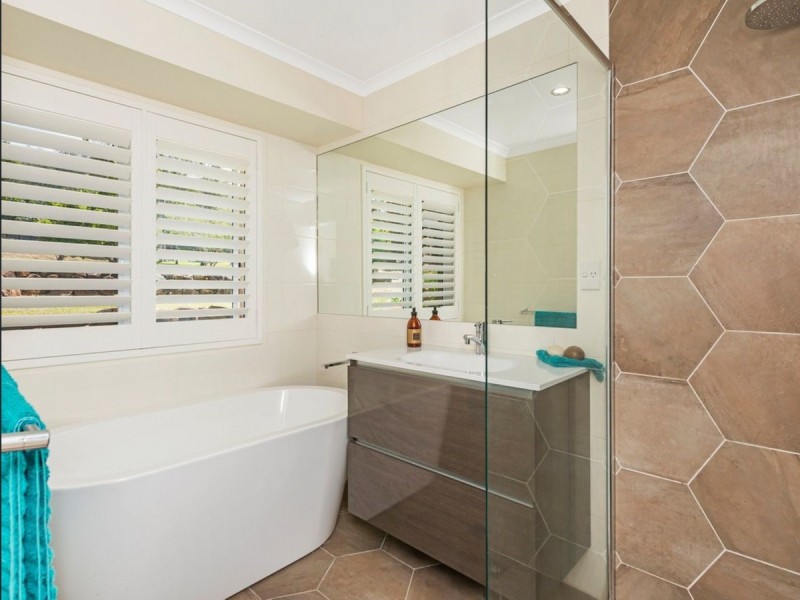 5 Centre Court, Oxenford QLD 4210