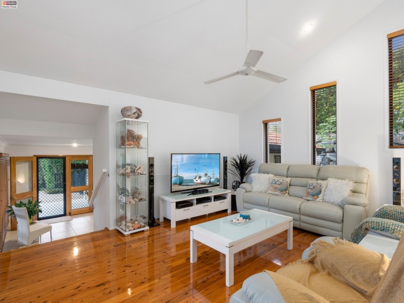 8 Coonowrin Street, Pacific Pines QLD 4211