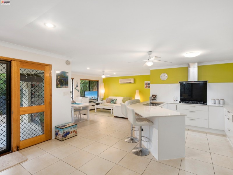 8 Coonowrin Street, Pacific Pines QLD 4211