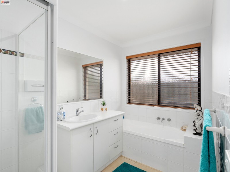 8 Coonowrin Street, Pacific Pines QLD 4211