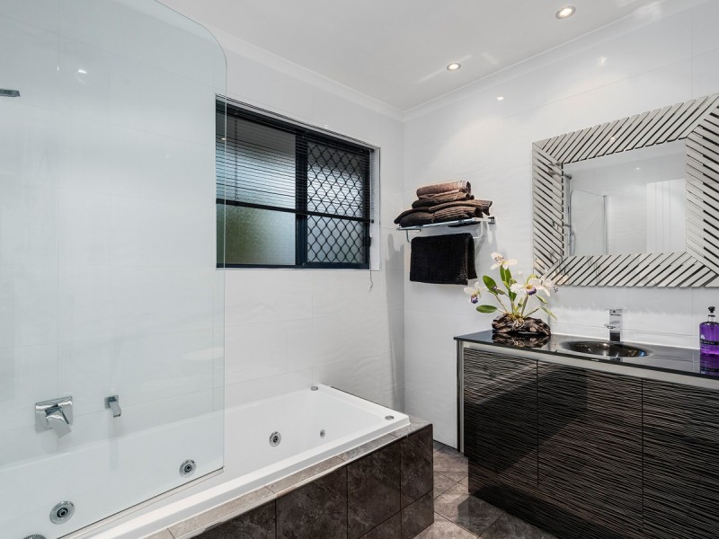 7 Irvine Street, Pacific Pines QLD 4211