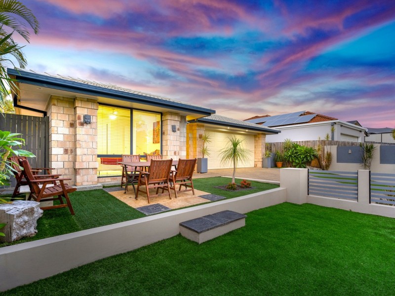 7 Irvine Street, Pacific Pines QLD 4211