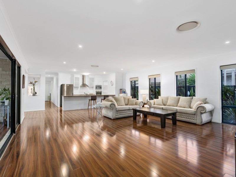 51 Hawkesbury Avenue, Pacific Pines QLD 4211