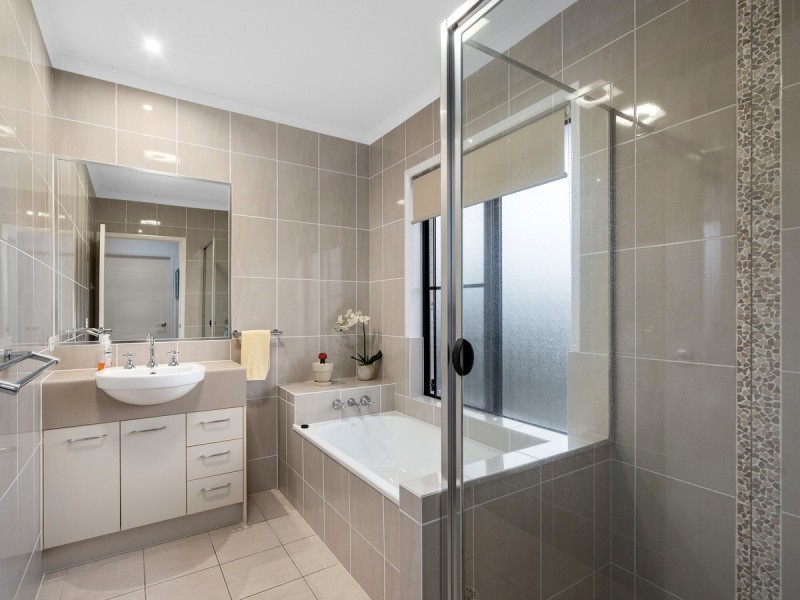 51 Hawkesbury Avenue, Pacific Pines QLD 4211