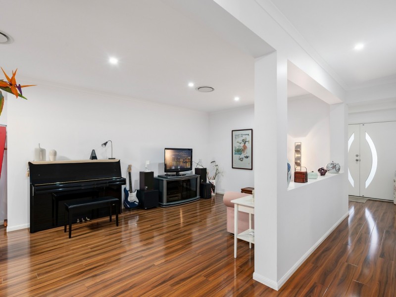 51 Hawkesbury Avenue, Pacific Pines QLD 4211