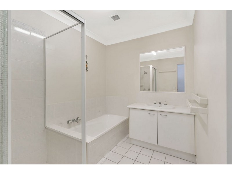 4/3 Arundel Drive, Arundel QLD 4214