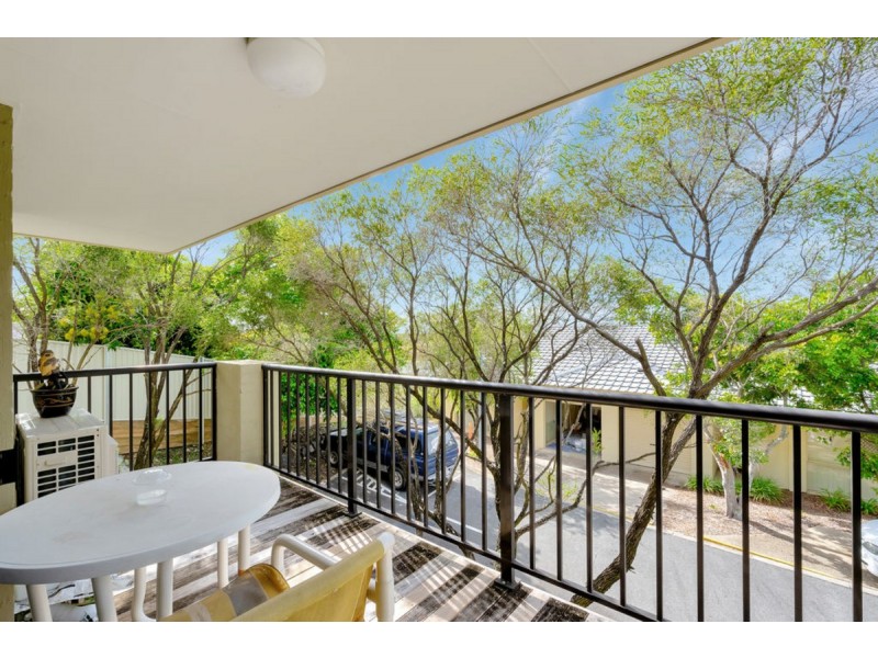 4/3 Arundel Drive, Arundel QLD 4214