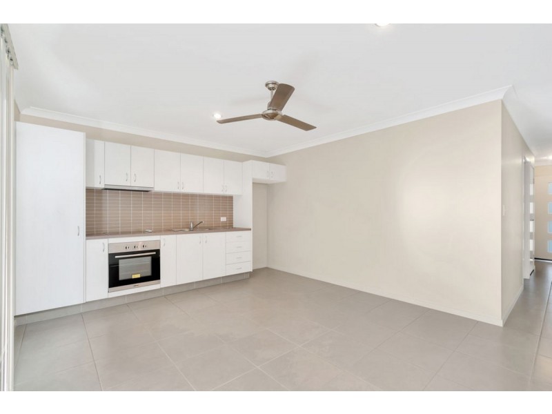 2/1 Chesterton Street, Pacific Pines QLD 4211