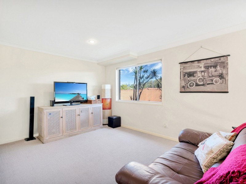35 Manra Way, Pacific Pines QLD 4211