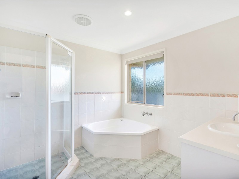 35 Manra Way, Pacific Pines QLD 4211