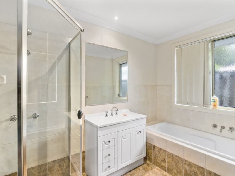 18 Bonner Court, Pacific Pines QLD 4211