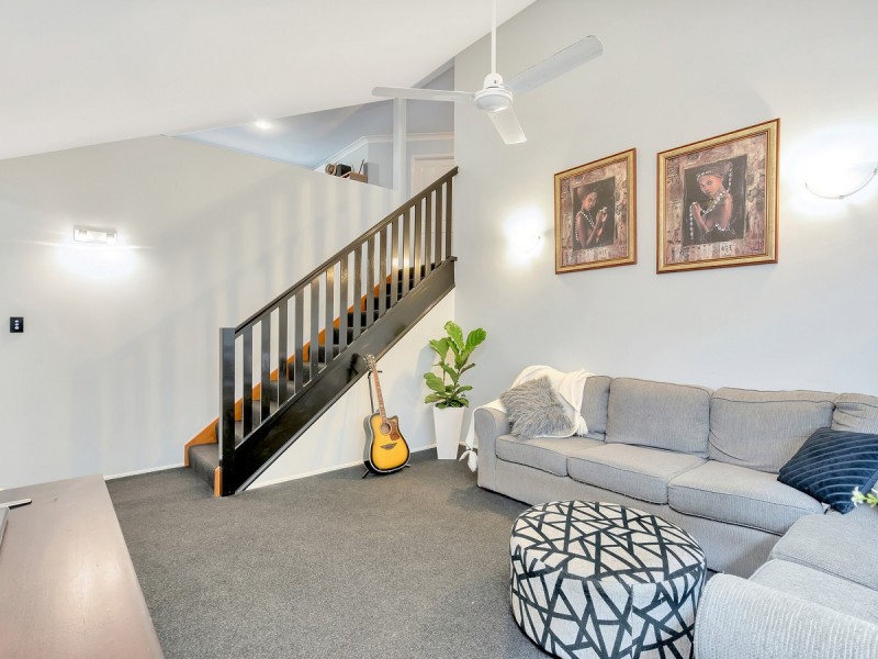 2/9 Coonowrin Street, Pacific Pines QLD 4211