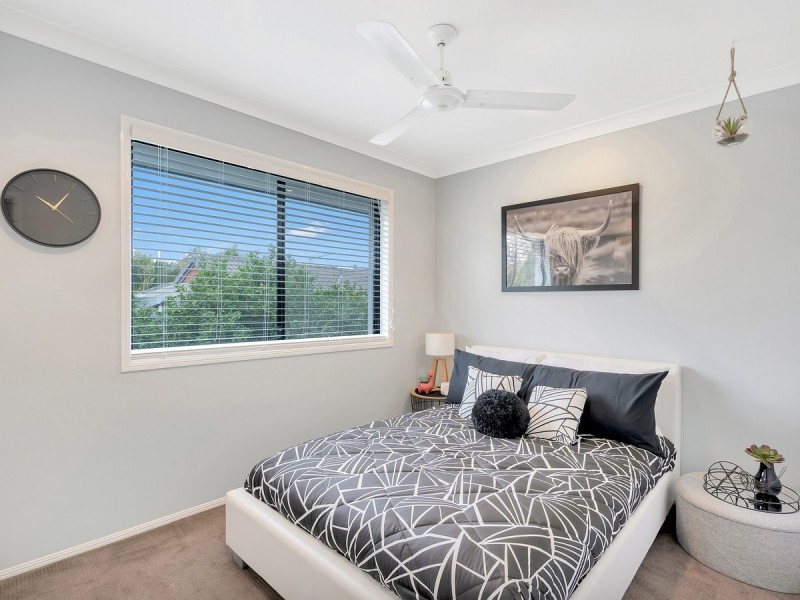 2/9 Coonowrin Street, Pacific Pines QLD 4211