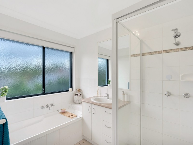 2/9 Coonowrin Street, Pacific Pines QLD 4211